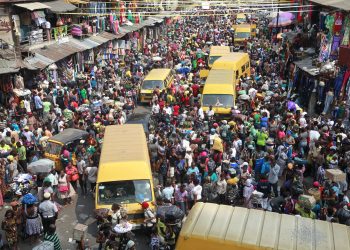 People gather at Balogun market two days before Christmas in central Lagos December 23, 2013. REUTERS/Akintunde Akinleye (NIGERIA - Tags: SOCIETY BUSINESS) - RTX16SI2