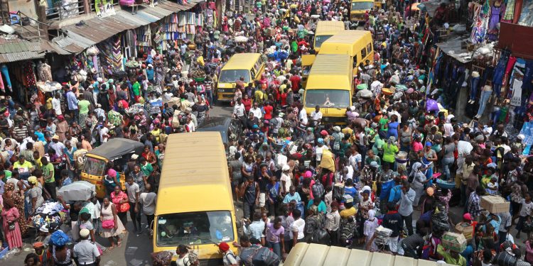 People gather at Balogun market two days before Christmas in central Lagos December 23, 2013. REUTERS/Akintunde Akinleye (NIGERIA - Tags: SOCIETY BUSINESS) - RTX16SI2