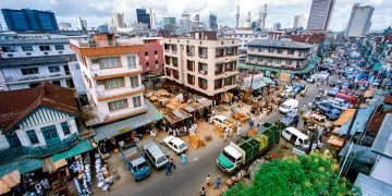LAGOS, NIGERIA:  "Jankara" market, located on Lagos Island and the skyline of the city of Lagos, May 1991. (Photo credit should read DERRICK CEYRAC/AFP/Getty Images)
