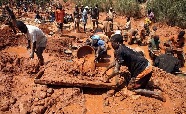 Muddied prospectors pan for gold in Manica Province, near the Zimbabwe border, September 17, 2010. Hundreds of miners work in individual claims rented from local landowners.   REUTERS/Goran Tomasevic  (MOZAMBIQUE - Tags: SOCIETY EMPLOYMENT BUSINESS)
