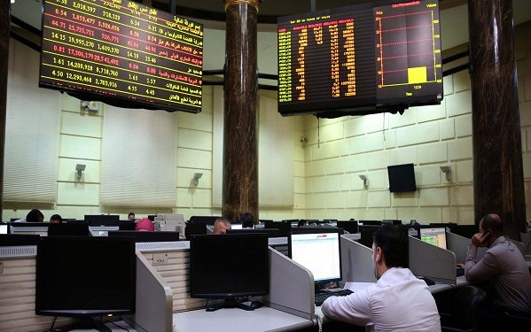 عززت قوات الأمن المصرية صباح اليوم الثلاثاء من الإجراءات الأمنية حول المقر الرئيسي للبورصة في أعقاب انطلاق دعوات من جانب " حركة شباب ضد الانقلاب" للتظاهر أمام البورصة احتجاجا على سوء الأوضاع الاقتصادية.
(Ahmed İsmail - Anadolu Ajansı)