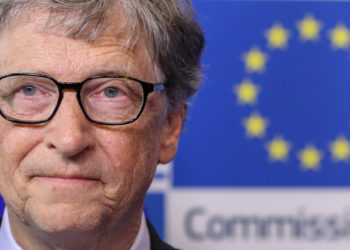 epa07099885 Microsoft founder and co-founder of the Bill and Melinda Gates Foundation and chairman of Breakthrough Energy Ventures Bill Gates during a signing ceremony with European Commission Vice-President for Energy Union Maros Sefcovic (unseen), EU Commissioner responsible for Research, Science and Innovation, Portuguese, Carlos Moedas (unseen) to establish the Breakthrough Energy Europe investment fund at the European Commission in Brussels, Belgium, 17 October 2018.  EPA-EFE/STEPHANIE LECOCQ