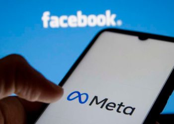 In this photo illustration Meta logo is displayed on smartphone screen and Facebook logo on a computer screen as background in Athens, Greece on October 29, 2021.  (Photo by Nikolas Kokovlis/NurPhoto) (Photo by Nikolas Kokovlis / NurPhoto / NurPhoto via AFP)