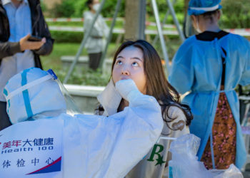 This photo taken on September 17, 2022 shows a health worker taking a swab sample from a resident to be tested for the Covid-19 coronavirus in Chengdu in China's southwestern Sichuan province. - The Chinese megacity of Chengdu will on September 19 come out of a lockdown that had closed schools, disrupted businesses and forced millions to stay at home in large swathes of the city for over two weeks.
- China OUT (Photo by CNS / AFP) / China OUT (Photo by STR/CNS/AFP via Getty Images)