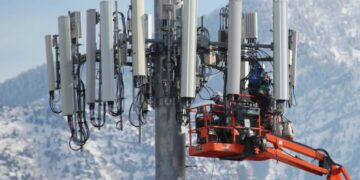 A contract crew for Verizon, works on a cell tower to update it to handle the new 5G network in Orem, Utah on December 10,  2019. - The new 5G cellular network will substantially increase cellular network speeds, opening up new markets for business and individuals. (Photo by GEORGE FREY / AFP) (Photo by GEORGE FREY/AFP via Getty Images)