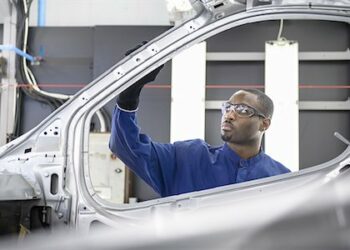 649-06489458
© Masterfile Royalty-Free
Model Release: Yes
Property Release: Yes
Worker inspecting car in factory