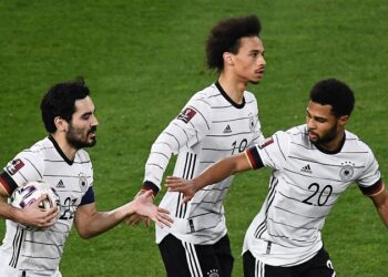 31.03.2021, xjhx, Fussball WM-Qualifikation 2022, Deutschland - Nordmazedonien emspor, v.l. Ilkay Guendogan Deutsche Fussball Nationalmannschaft DFB, Leroy Sane Deutsche Fussball Nationalmannschaft DFB, Serge Gnabry Deutsche Fussball Nationalmannschaft DFB celebrate the goal, Der Torjubel zum 1:1 DFL/DFB REGULATIONS PROHIBIT ANY USE OF PHOTOGRAPHS as IMAGE SEQUENCES and/or QUASI-VIDEO Duisburg *** 31 03 2021, xjhx, Football World Cup Qualification 2022, Germany North Macedonia emspor, v l Ilkay Guendogan German Football Team DFB , Leroy Sane German Football Team DFB , Serge Gnabry German Football Team DFB celebrate the goal, The Goal Cheer to 1 1 DFL DFB REGULATES PROHIBIT ANY USE OF PHOTOGRAPHS as IMAGE SEQUENCES and or QUASI VIDEO Duisburg.