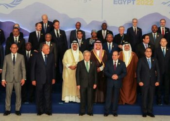 UAE President Sheikh Mohamed bin Zayed Al-Nahyan, Egyptian President Abdel Fattah al-Sisi, Secretary-General of the United Nations Antonio Guterres, Crown Prince and the Prime Minister of Bahrain Salman bin Hamad Al Khalifa, Jordan's King Abdullah II, France's President Emmanuel Macron, Bulgaria's President Rumen Radev, Egypt's Foreign Minister Sameh Hassan Shoukry, Saudi Adel Al-Jubeir, Lebanon's Prime Minister Najib Mikati and other leaders pose for a family photo during the COP27 climate summit in Sharm el-Sheikh, Egypt November 7, 2022. Photo: Reuters/Mohammed Salem