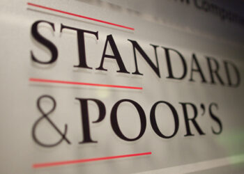 epa03028011 A sign displays the name of Standard & Poor's financial rating services in its offices in Paris, France, 08 December 2011. On 05 December, Standard & Poor's placed the EU AAA credit rating on credit watch, warning it may downgrade the euro-zone countries if a solution Europe's debt crisis during was not agreed on.  EPA/IAN LANGSDON
