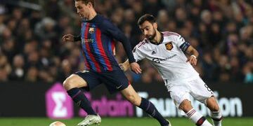 Barcelona's Frenkie de Jong (left) and Manchester United's Bruno Fernandes battle for the ball during the UEFA Europa League play-off first leg match at Spotify Camp Nou, Barcelona. Picture date: Thursday February 16, 2023. (Photo by Isabel Infantes/PA Images via Getty Images)