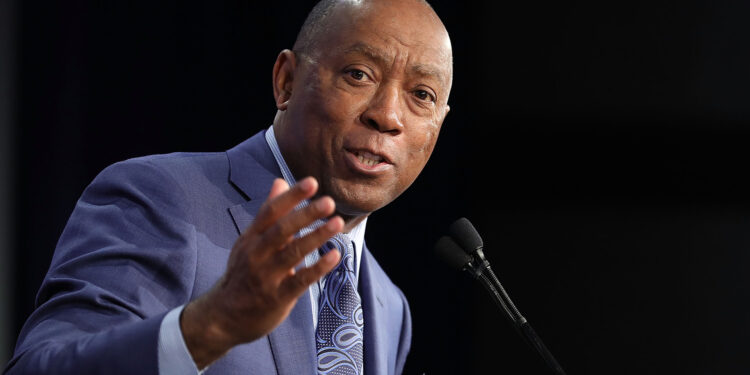 WASHINGTON, DC - JANUARY 25:  Houston Mayor Sylvester Turner addresses the U.S. Conference of Mayors 86th annual Winter Meeting at the Capitol Hilton January 25, 2018 in Washington, DC. The non-partisan conference of mayors from cities with populations of 300,000 or larger meet annually in Washington, DC.  (Photo by Chip Somodevilla/Getty Images)