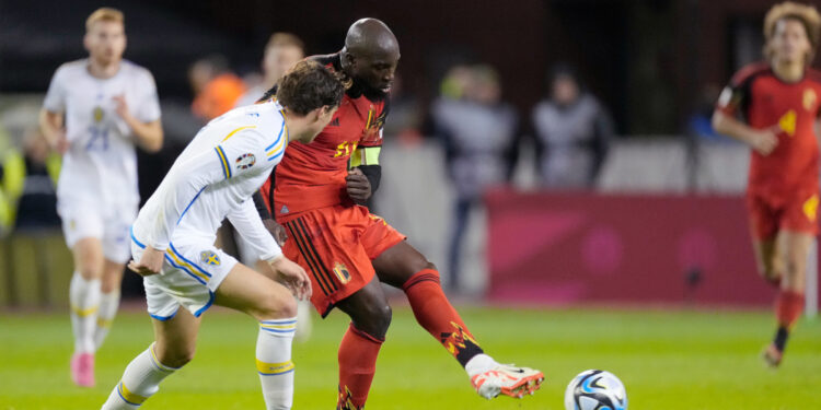 BRUSSEL, BELGIUM - OCTOBER 16: Victor Lindelof of Sweden Romelu Lokaku of Belgium  during the  EURO Qualifier match between Belgium  v Sweden at the King Baudouin Stadium on October 16, 2023 in Brussel Belgium (Photo by Edwin van Zandvoort/Soccrates/Getty Images)