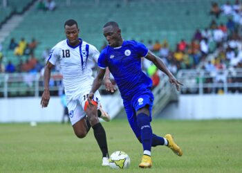 Ampiah Emmanuel of Rivers United is challenged byAdama Belem of Etoile Filante during the CAF Confederation Cup 2023/24 game between Rivers United and Etoile Filante at Godswill Akpabio Stadium in Uyo, Nigeria  on 1 October 2023 © Justina Aniefiok/BackpagePix