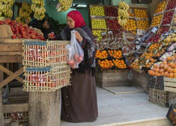 An Egyptian woman shops at a fruit market in Cairo, on March 17, 2022. - Soaring bread prices sparked by Russia's invasion of Ukraine have bitten into the purchasing power of consumers in Egypt, a leading importer of wheat from the former Soviet states. (Photo by Khaled DESOUKI / AFP) (Photo by KHALED DESOUKI/AFP via Getty Images)