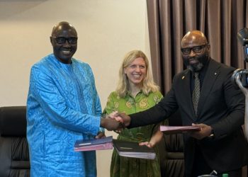 Von links nach rechts: Général Birame Diop, Verteidigungsminister ; Franziska Cusumano, CEO Mercedes-Benz Special Trucks (Daimler Truck AG) ; Cheikh Ibrahima Cisse, Präsident GTS Senegal  From left to right: Général Birame Diop, Minister for the Armed Forces (Defence) ; Franziska Cusumano, CEO Mercedes-Benz Special Trucks at Daimler Truck ; Cheikh Ibrahima Cisse, President GTS Senegal