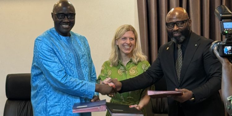 Von links nach rechts: Général Birame Diop, Verteidigungsminister ; Franziska Cusumano, CEO Mercedes-Benz Special Trucks (Daimler Truck AG) ; Cheikh Ibrahima Cisse, Präsident GTS Senegal  From left to right: Général Birame Diop, Minister for the Armed Forces (Defence) ; Franziska Cusumano, CEO Mercedes-Benz Special Trucks at Daimler Truck ; Cheikh Ibrahima Cisse, President GTS Senegal