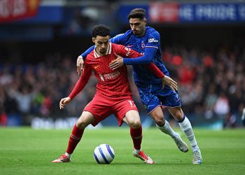 LONDON, ENGLAND - MAY 04: Curtis Jones of Liverpool is challenged by Pedro Neto of Chelsea during the Premier League match between Chelsea FC and Liverpool FC at Stamford Bridge on May 04, 2025 in London, England. (Photo by Shaun Botterill/Getty Images)