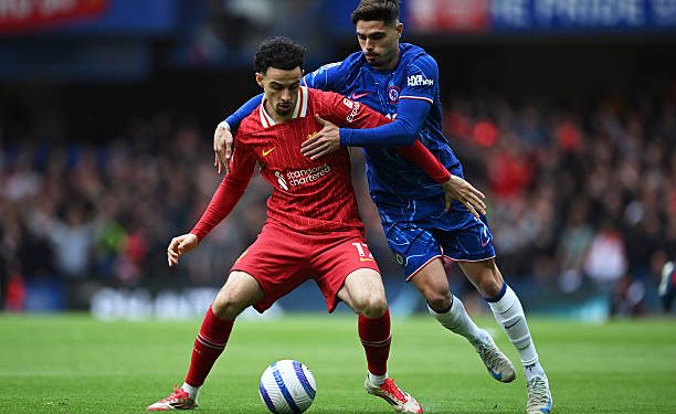 LONDON, ENGLAND - MAY 04: Curtis Jones of Liverpool is challenged by Pedro Neto of Chelsea during the Premier League match between Chelsea FC and Liverpool FC at Stamford Bridge on May 04, 2025 in London, England. (Photo by Shaun Botterill/Getty Images)