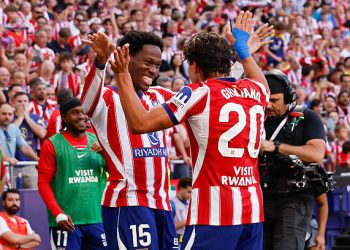 Atletico Madrid's Canadian forward #15 Jonathan David (L) celebrates scoring his team's second goal during the Spanish league football match between Club Atletico de Madrid and Real Madrid CF at the Metropolitano stadium in Madrid on September 20, 2026. (Photo by Oscar DEL POZO / AFP via Getty Images)