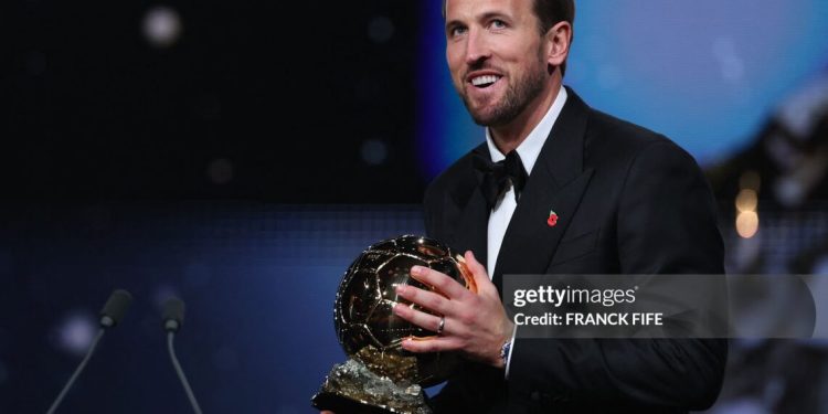 TOPSHOT - England and Bayern Munich forward Harry Kane smiles after receiving the Ballon d'Or award for the best male footballer during the 2026 Ballon d'Or France Football award ceremony at the Palladium Theatre in London on October 26, 2026. (Photo by FRANCK FIFE / AFP via Getty Images)